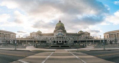 白色的混凝土建筑在白云白天
